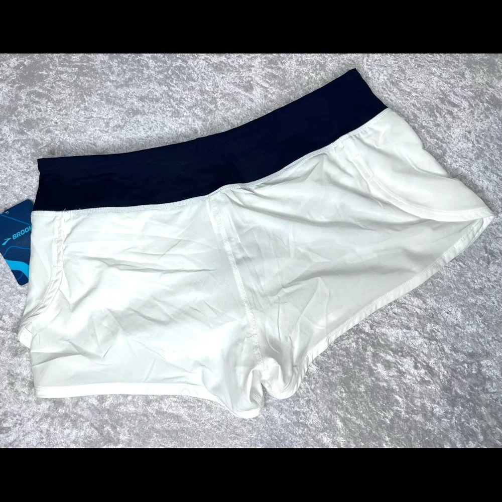 NWT Brooks Running Chaser 3” Shorts - White/Navy, Large